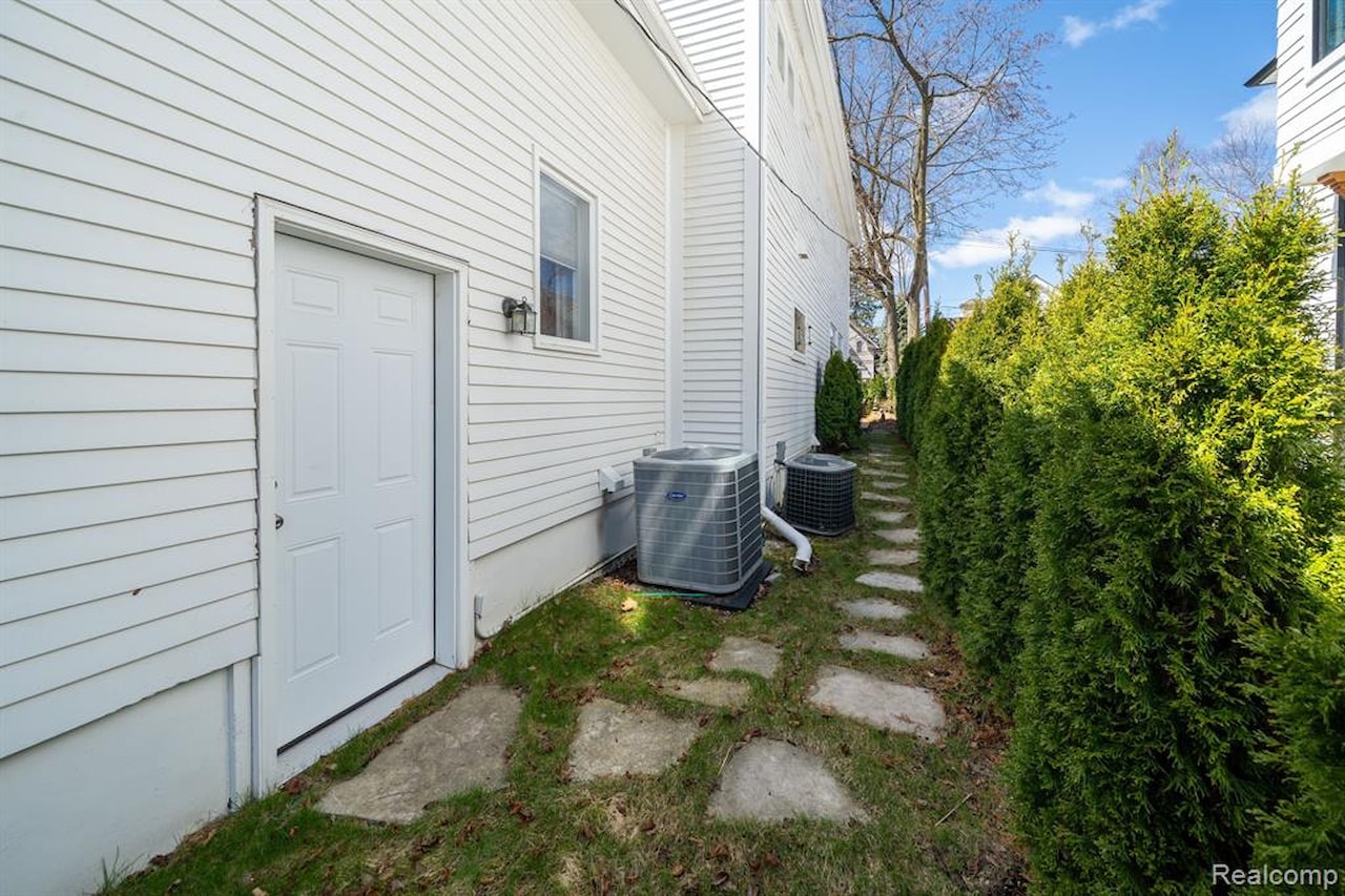 1044 Clark St in Birmingham, MI Photo 59