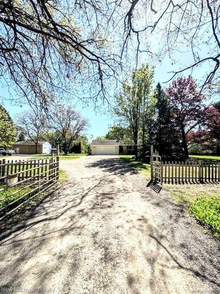 1875 Gray Rd in Genoa Twp, MI Photo 3