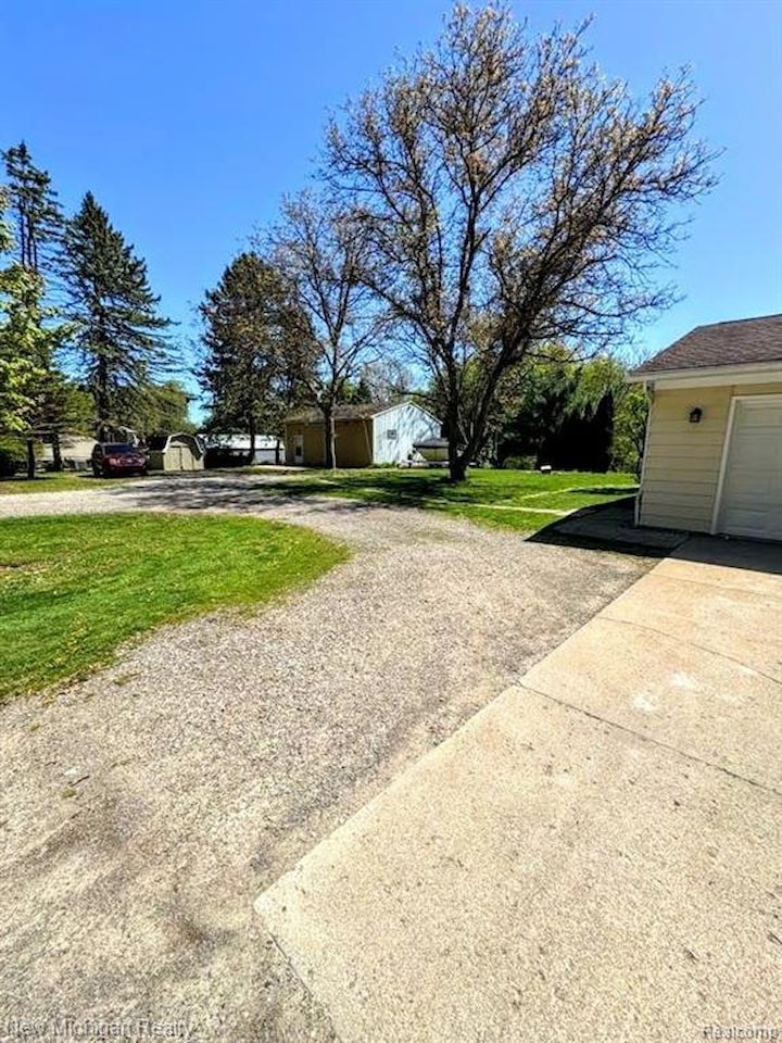 1875 Gray Rd in Genoa Twp, MI Photo 2