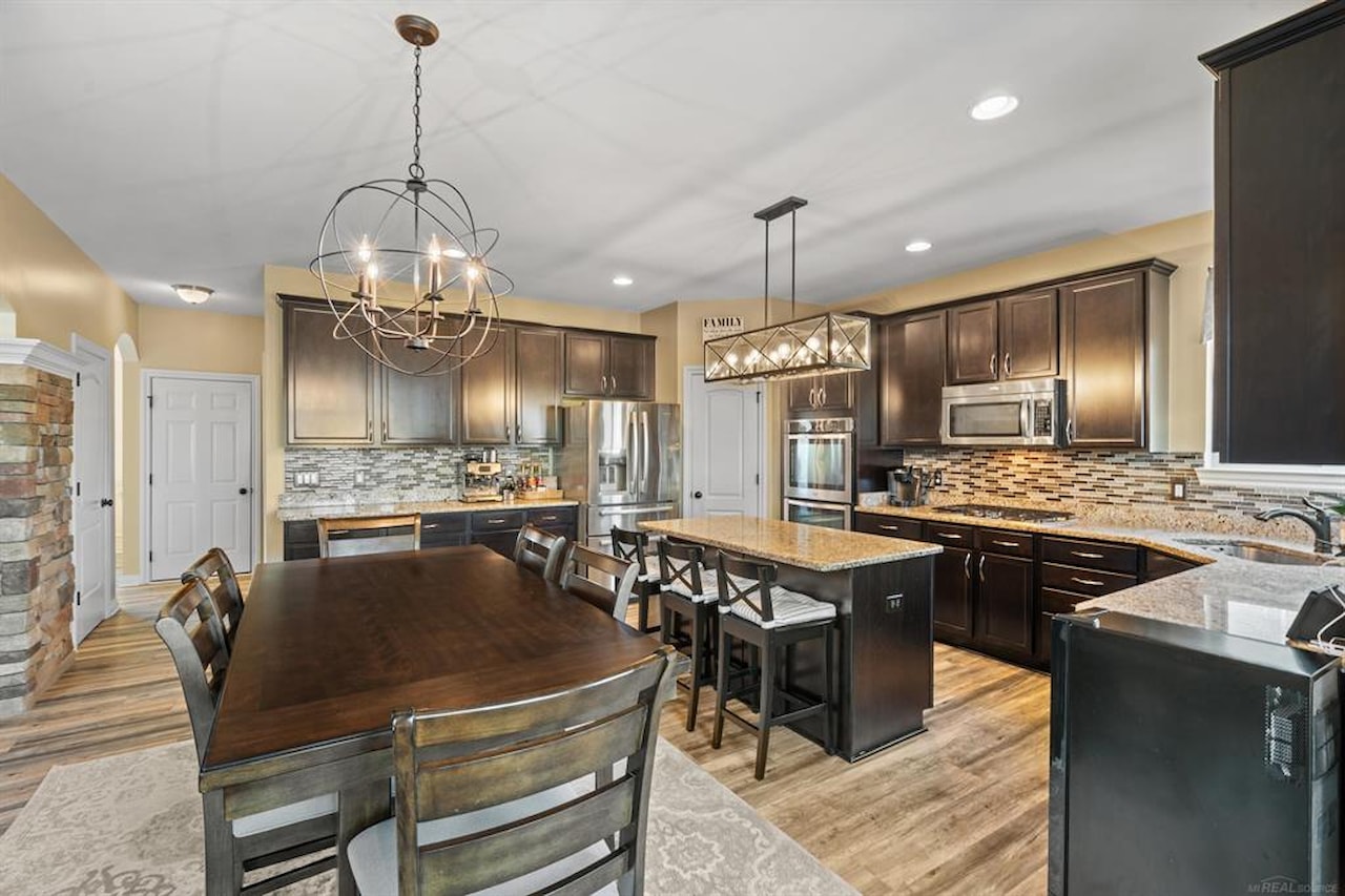 717 Dennison Ct in Oakland Twp, MI Photo 25