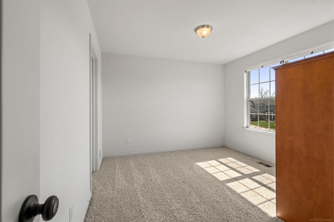 717 Dennison Ct in Oakland Twp, MI Photo 39