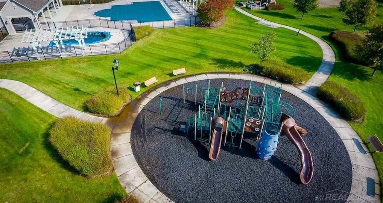 717 Dennison Ct in Oakland Twp, MI Photo 62