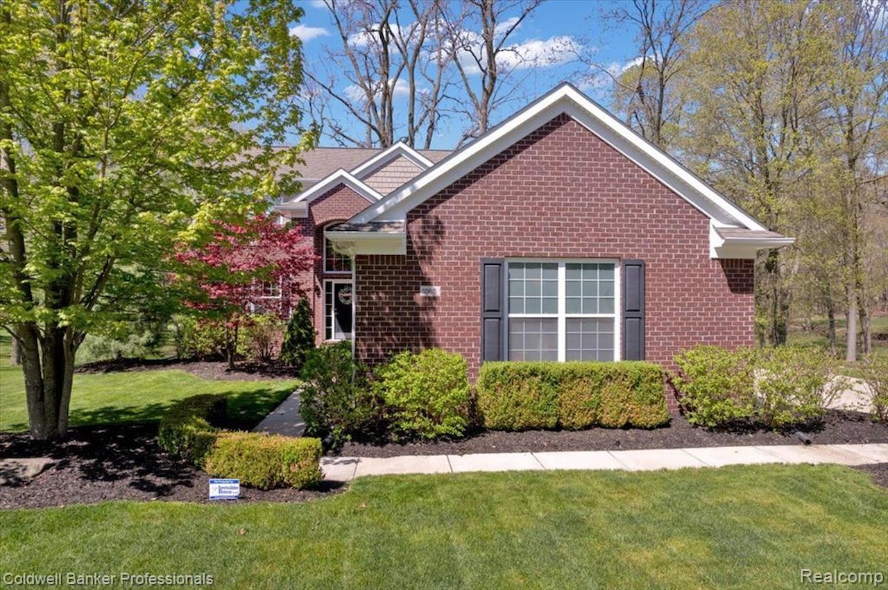 1060 Tinley Blvd in Oxford Twp, MI