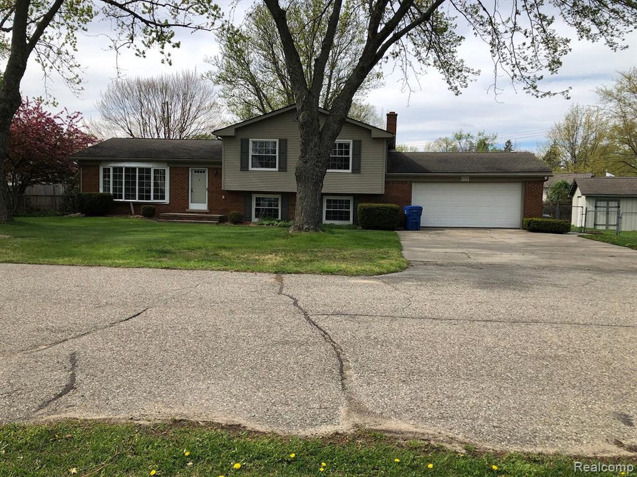 5510 Berkley Dr in Waterford Twp, MI