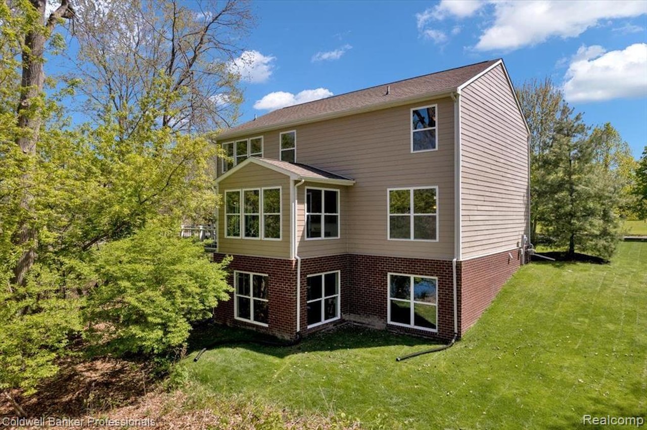 1060 Tinley Blvd in Oxford Twp, MI Photo 4