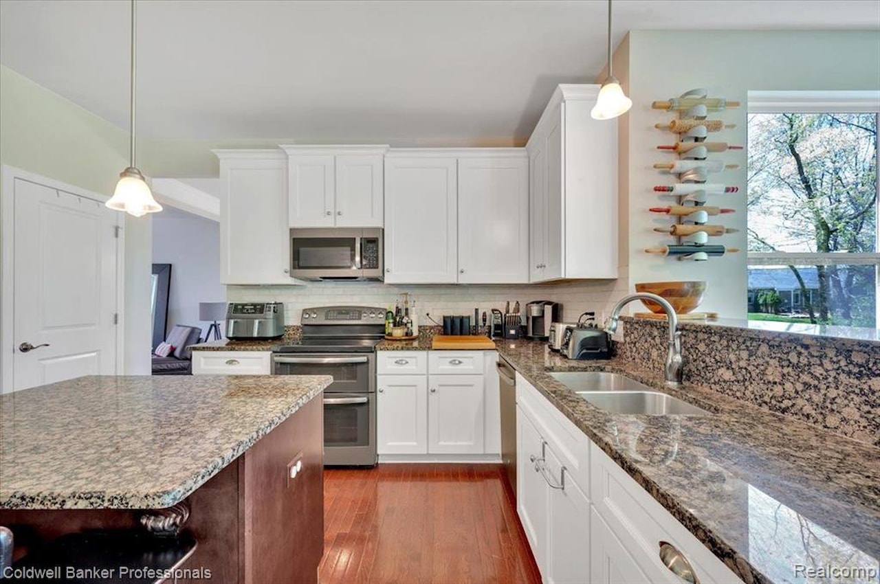 1060 Tinley Blvd in Oxford Twp, MI Photo 8