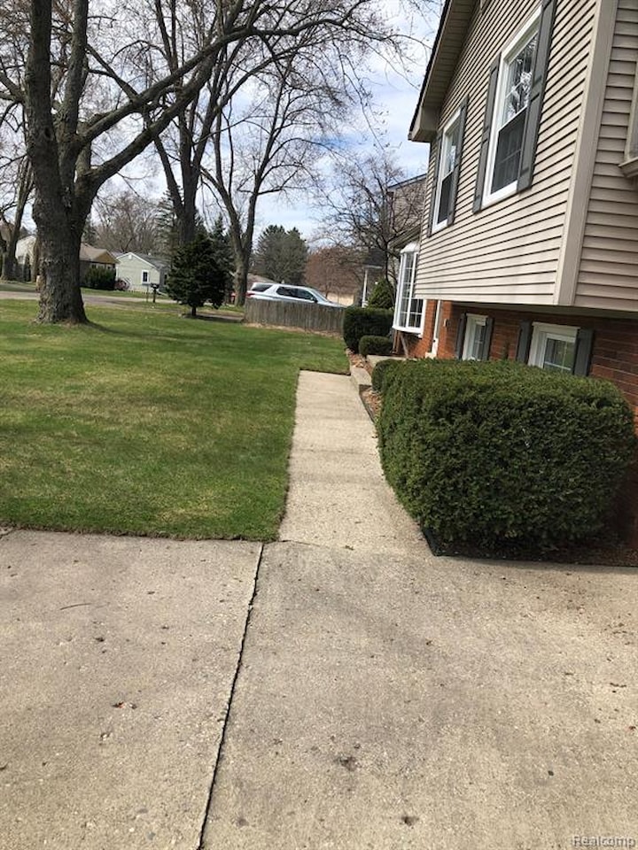 5510 Berkley Dr in Waterford Twp, MI Photo 31