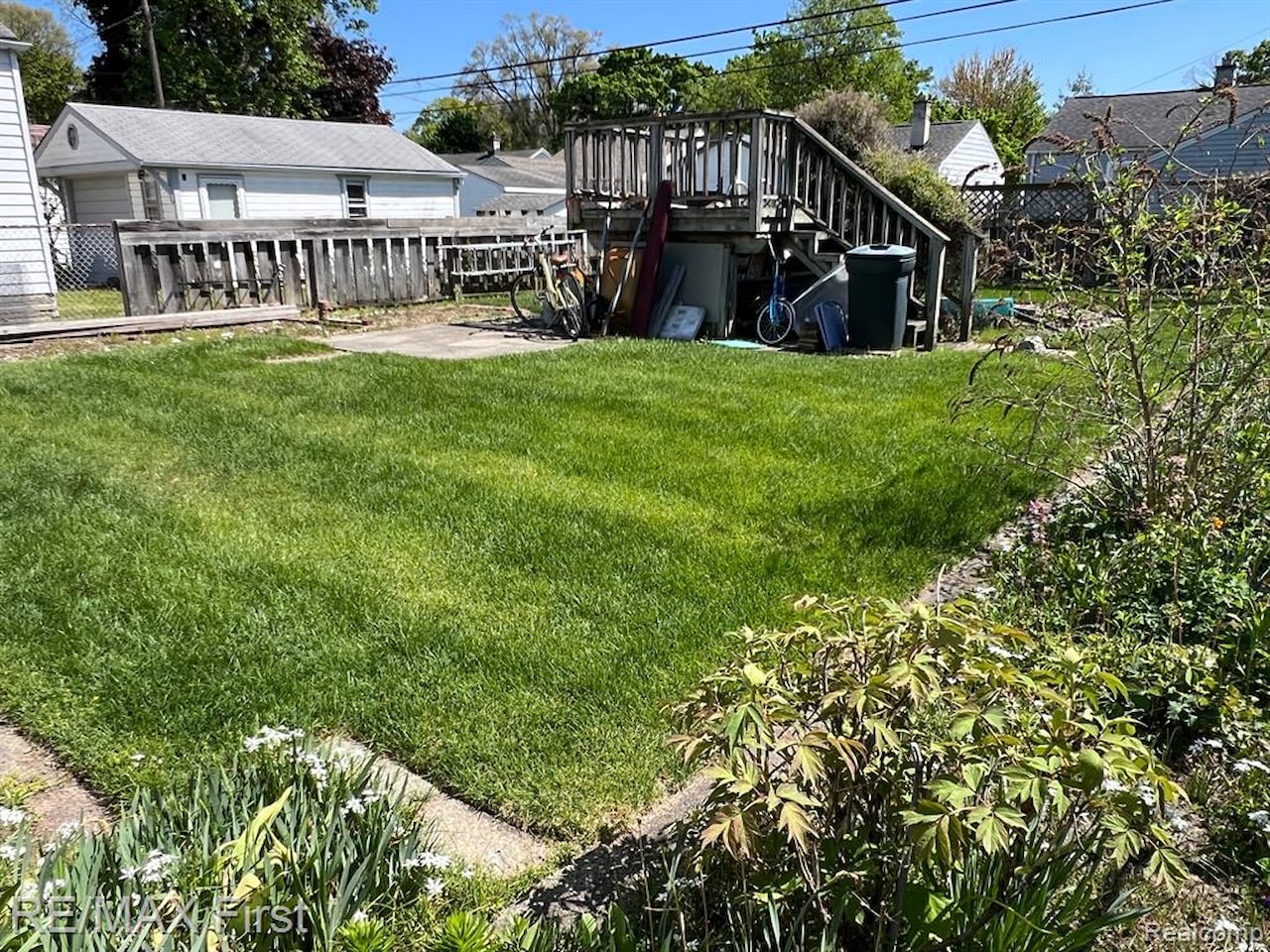 1452 E Madge Ave in Hazel Park, MI Photo 2