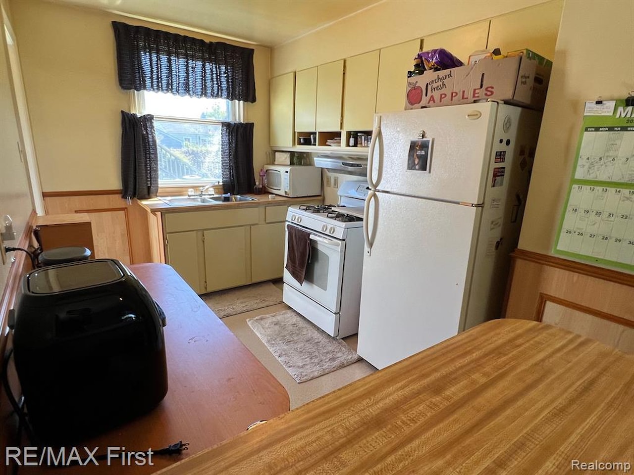 1452 E Madge Ave in Hazel Park, MI Photo 6