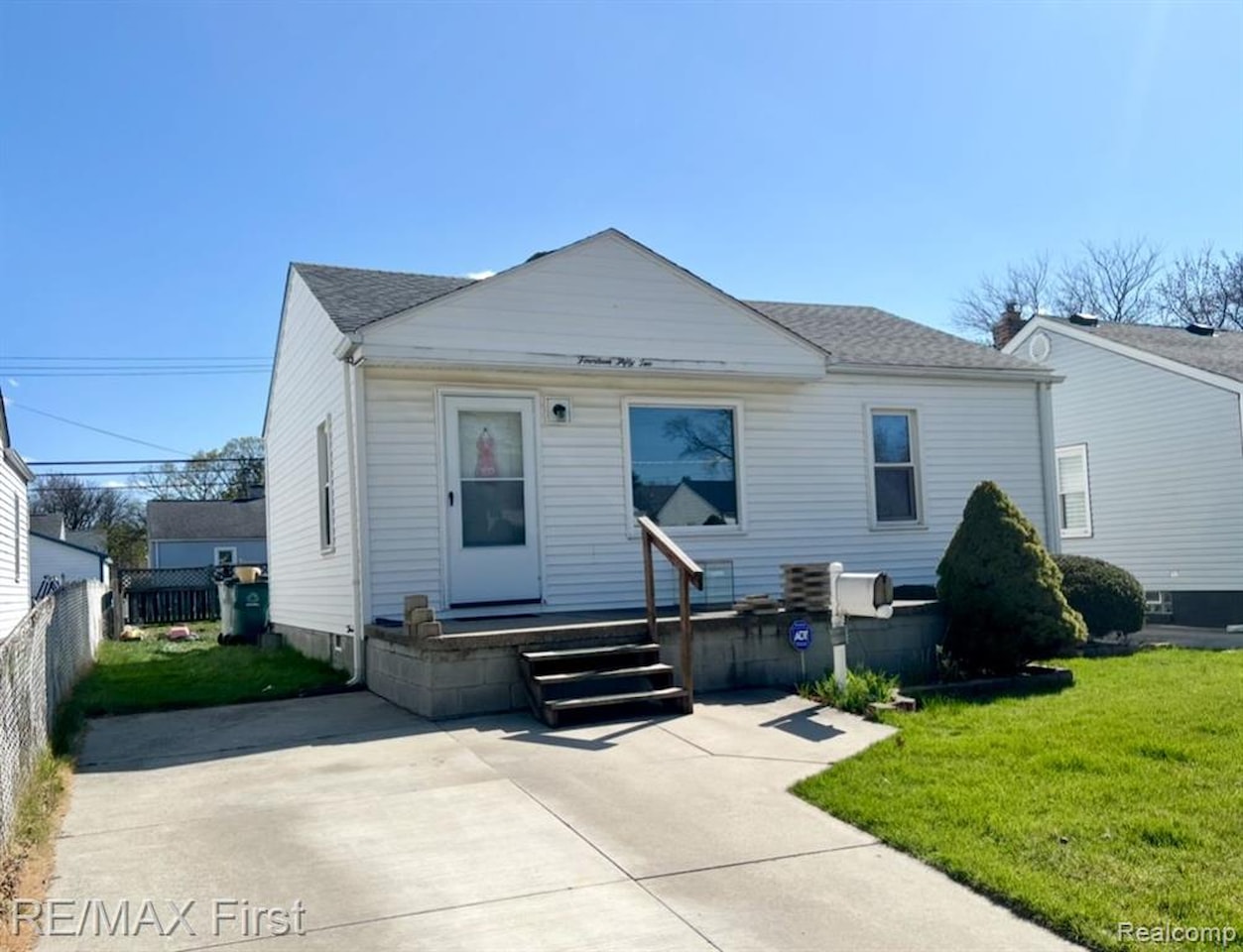 1452 E Madge Ave in Hazel Park, MI