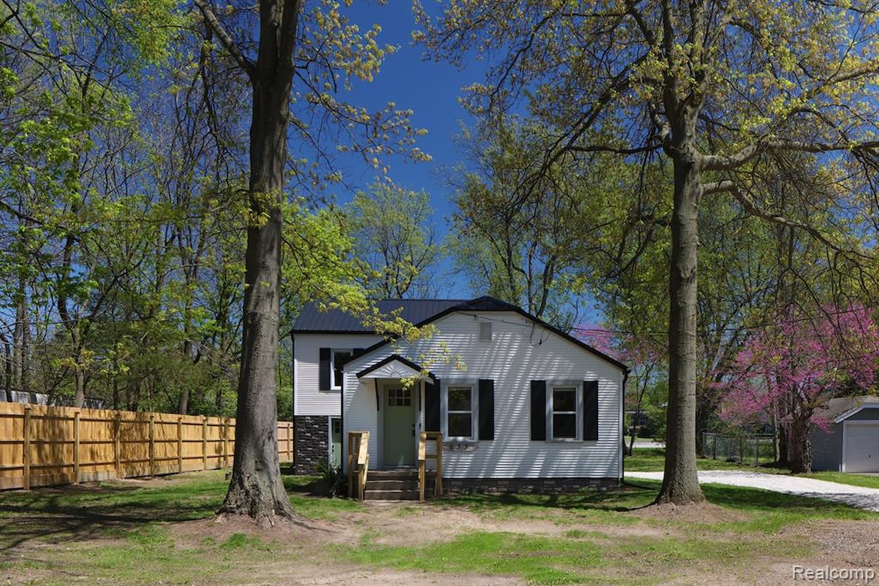 133 Avon Dr in Bedford Twp, MI Photo 2