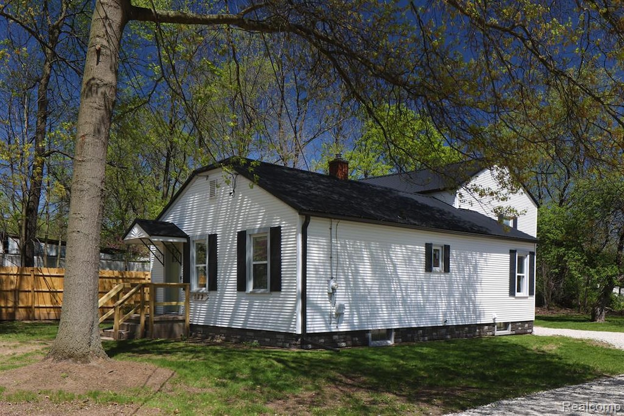 133 Avon Dr in Bedford Twp, MI Photo 10