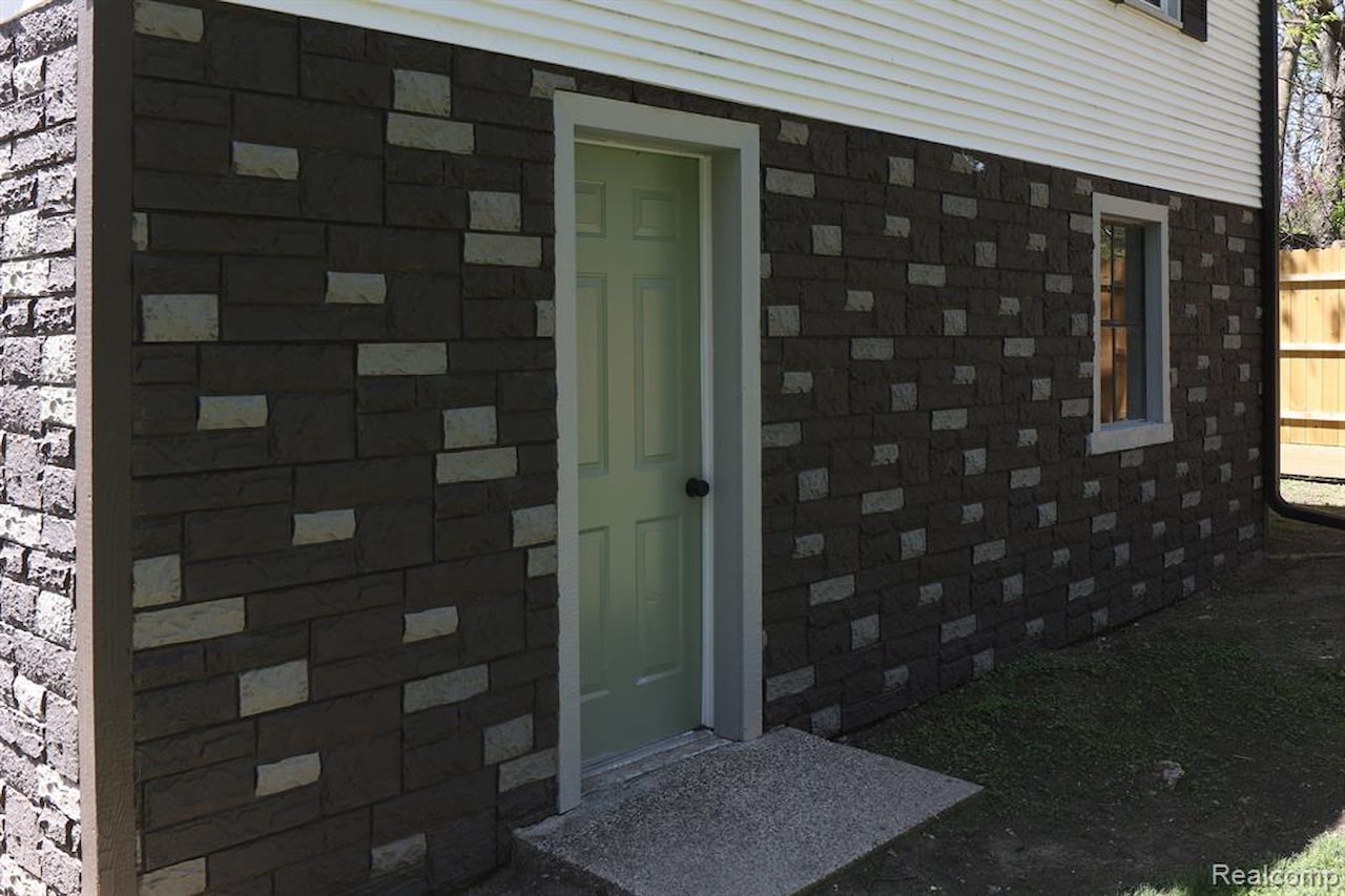 133 Avon Dr in Bedford Twp, MI Photo 11