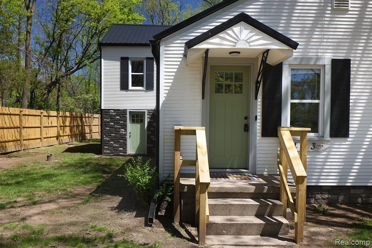 133 Avon Dr in Bedford Twp, MI Photo 5