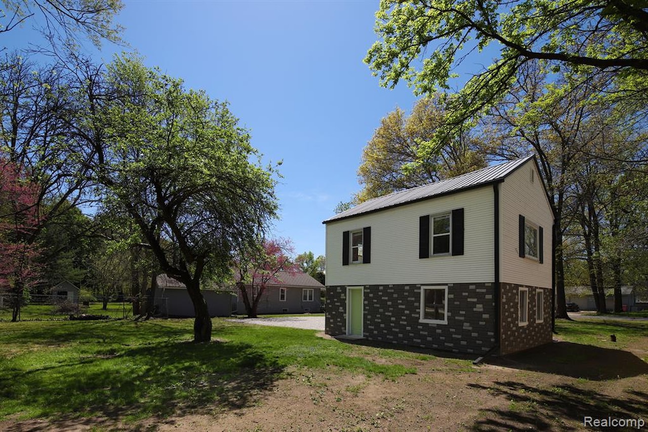 133 Avon Dr in Bedford Twp, MI Photo 8