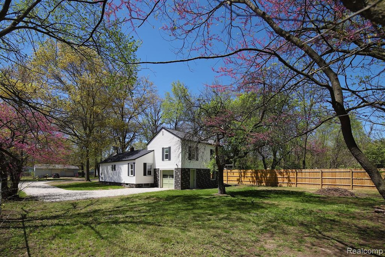 133 Avon Dr in Bedford Twp, MI Photo 7