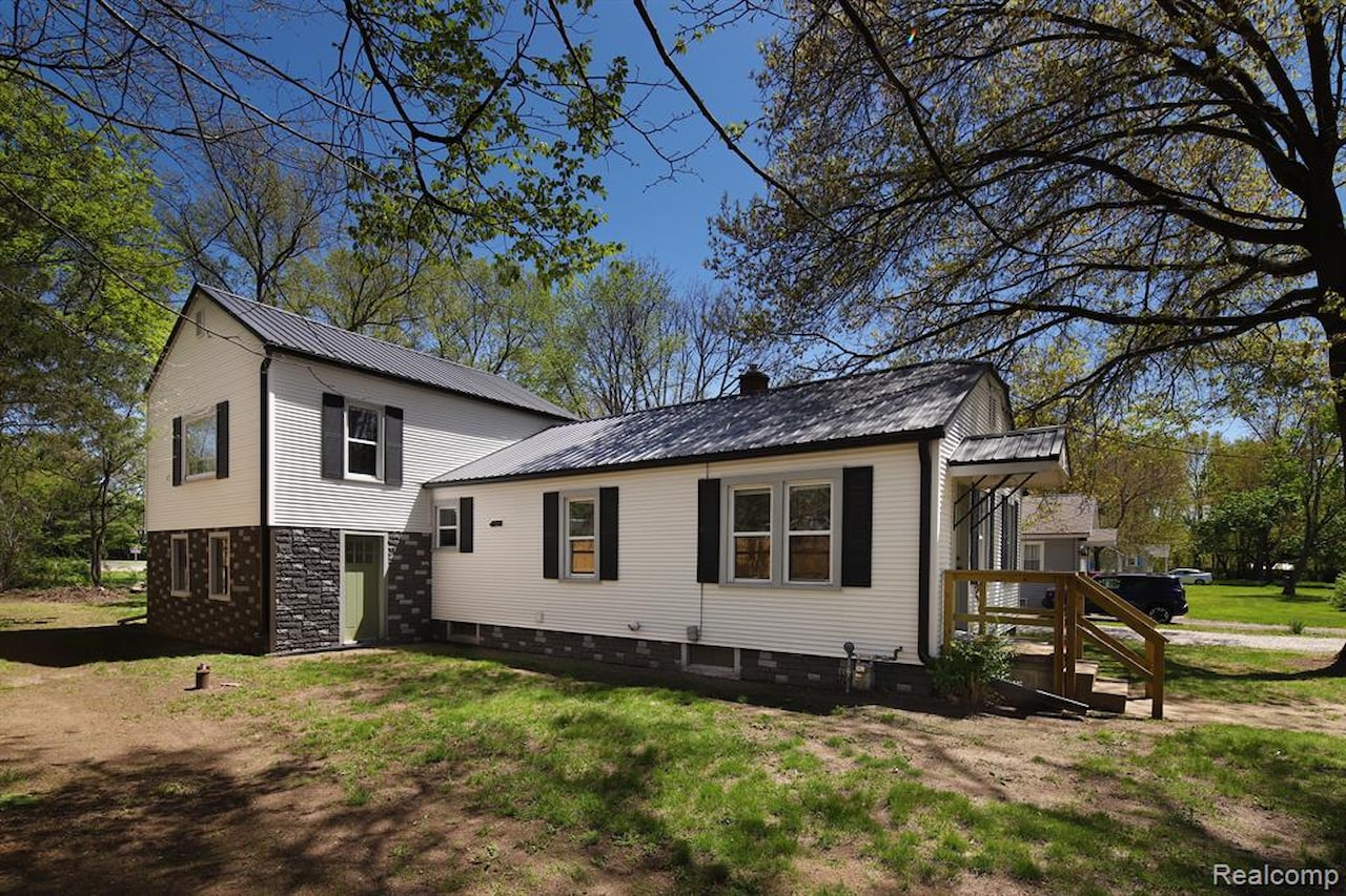 133 Avon Dr in Bedford Twp, MI Photo 3