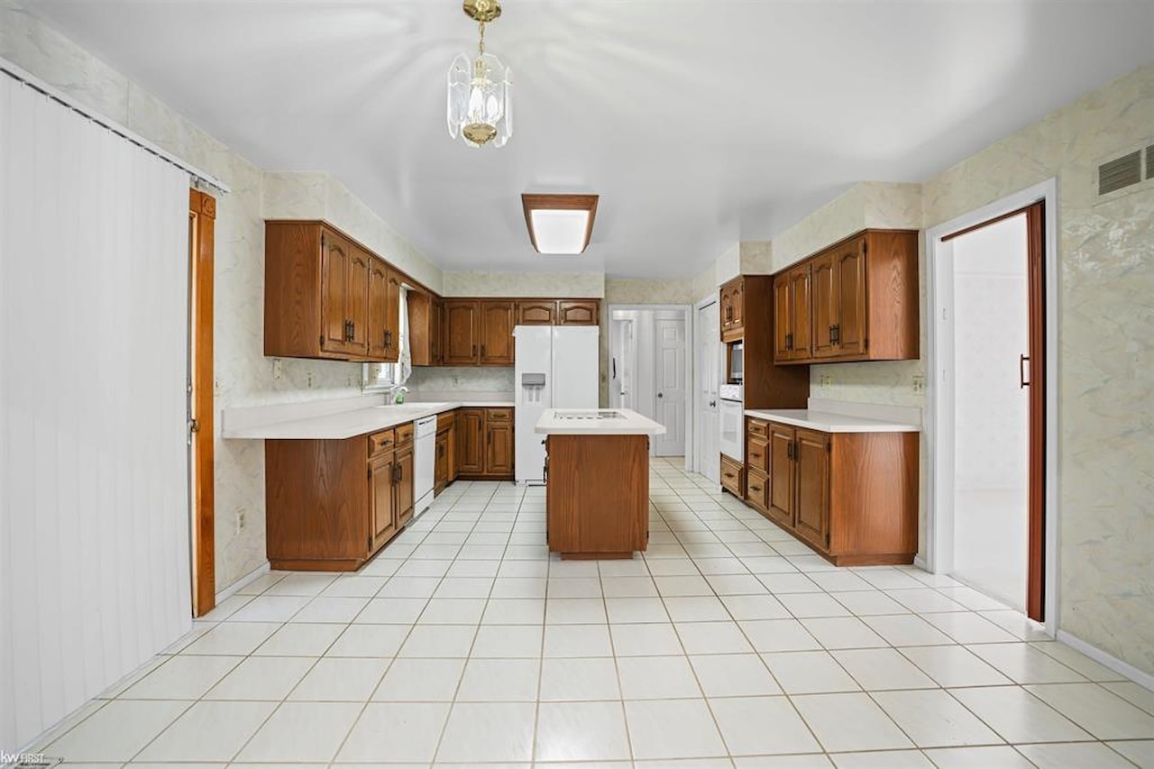 1254 Heatherwoode Rd in Flint Twp, MI Photo 9