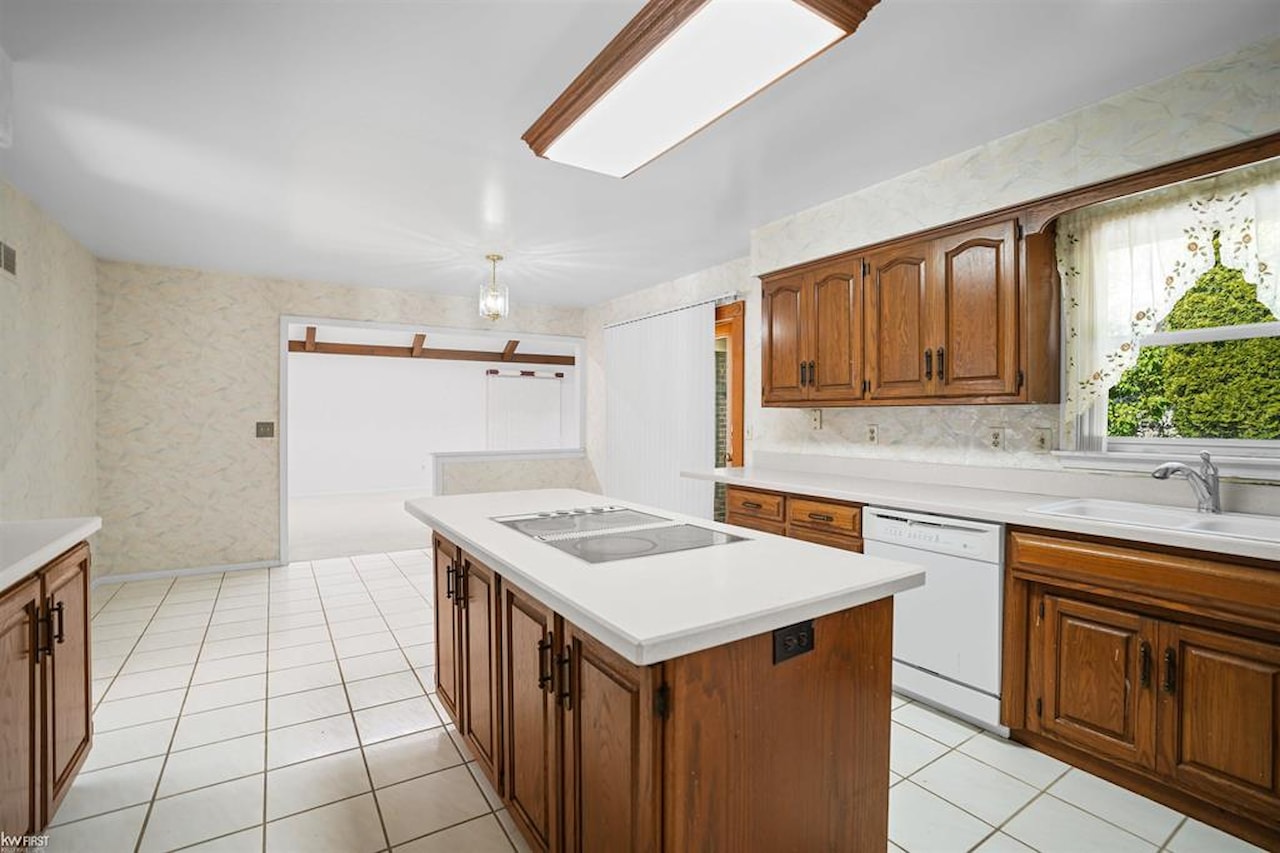 1254 Heatherwoode Rd in Flint Twp, MI Photo 11