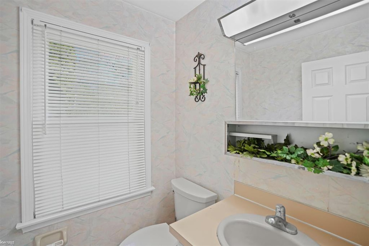1254 Heatherwoode Rd in Flint Twp, MI Photo 16