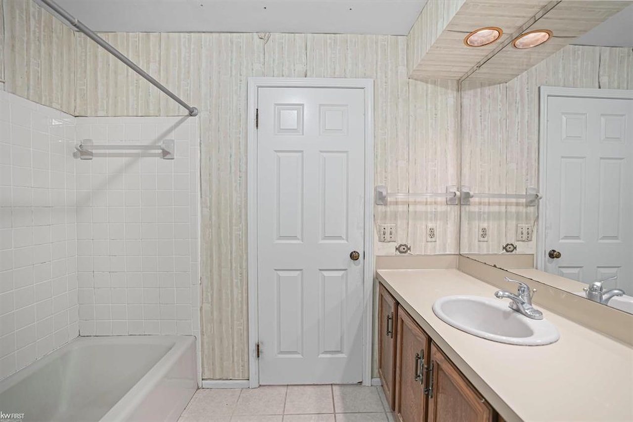 1254 Heatherwoode Rd in Flint Twp, MI Photo 26