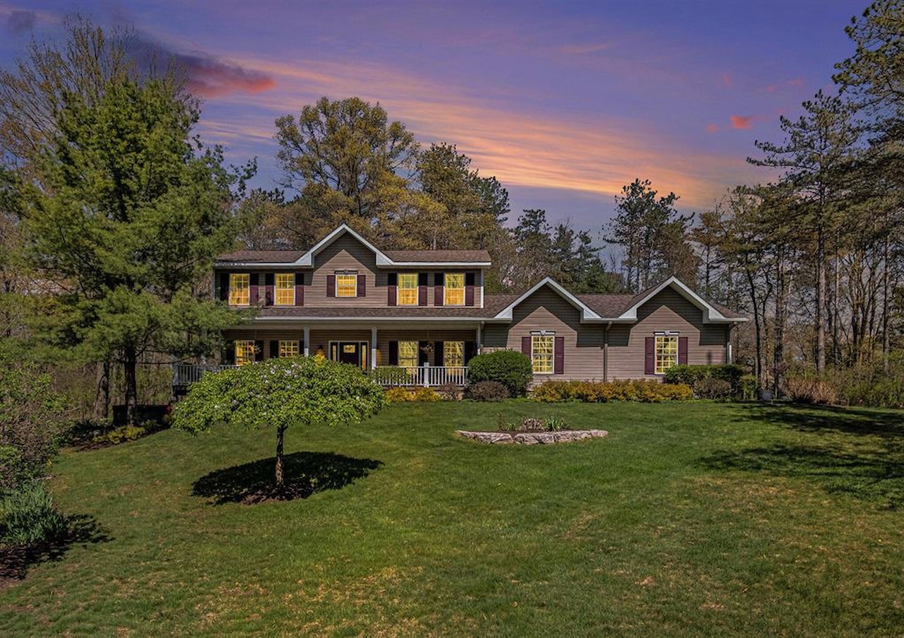 930 NE Mccabe Ave in Ada Twp, MI