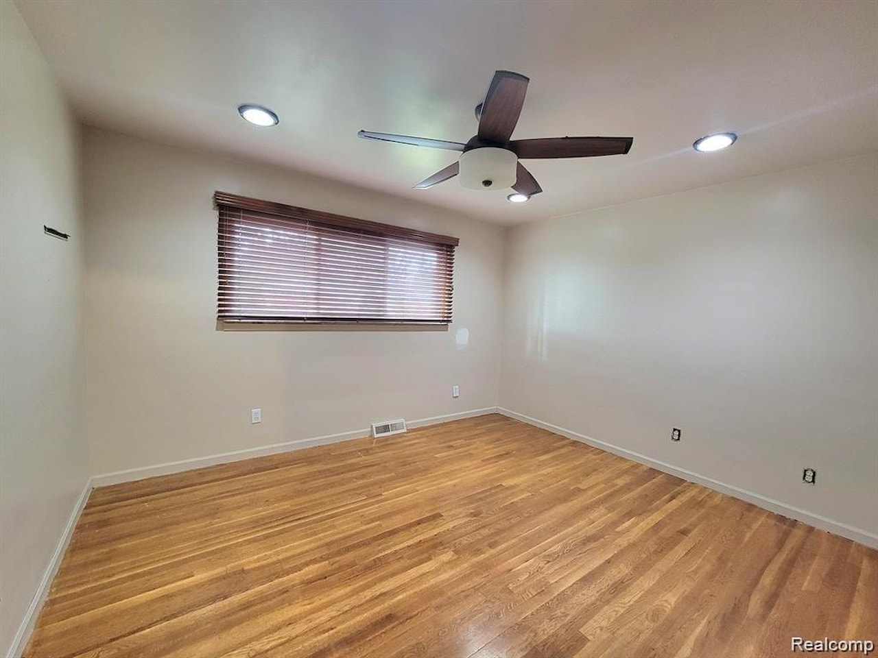 28142 Liberty Dr in Warren, MI Photo 18