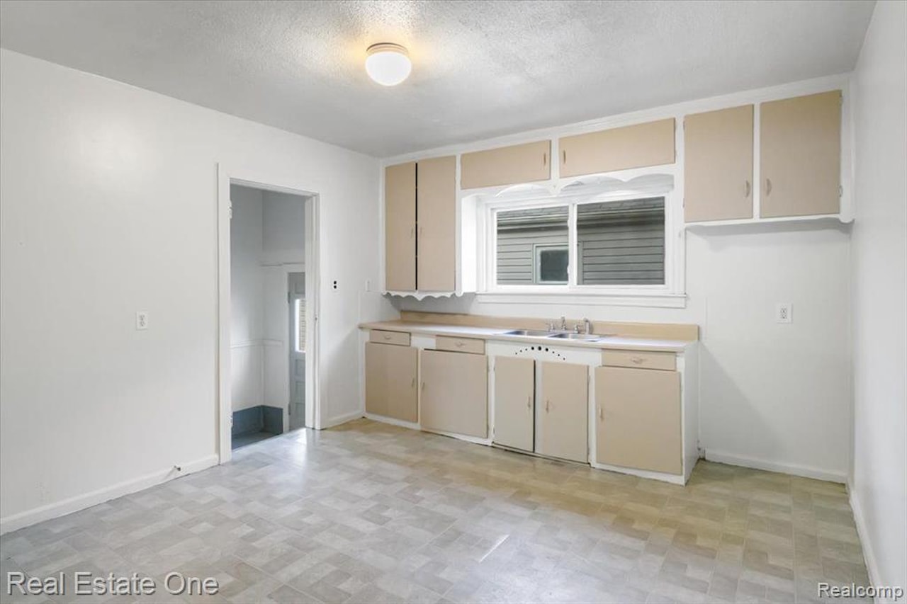 12855 Couwlier Ave in Warren, MI Photo 7