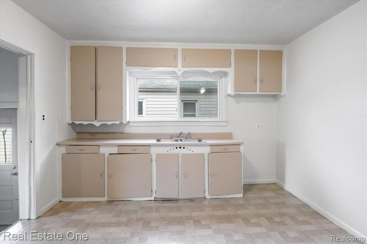 12855 Couwlier Ave in Warren, MI Photo 8