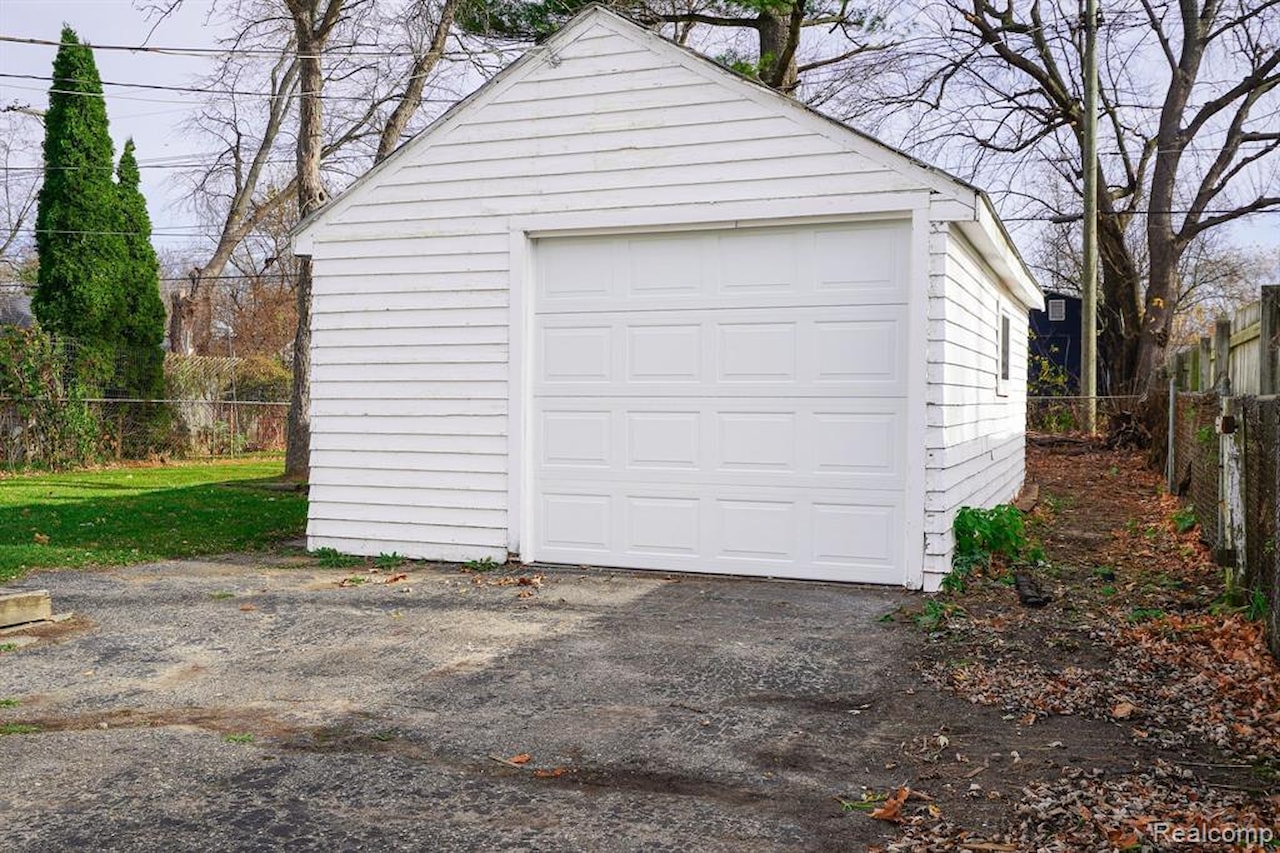 967 Keith St in Oxford Twp, MI Photo 6