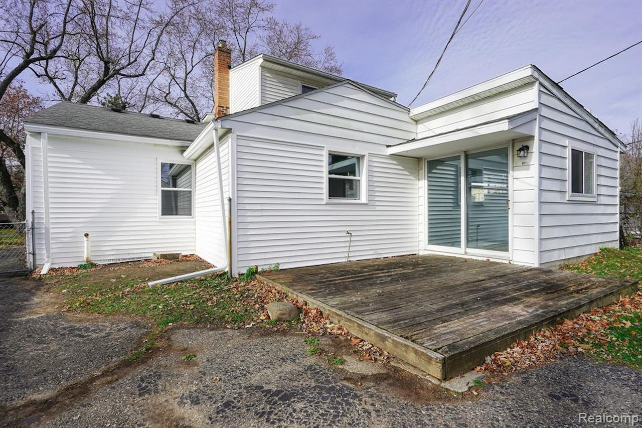 967 Keith St in Oxford Twp, MI Photo 4