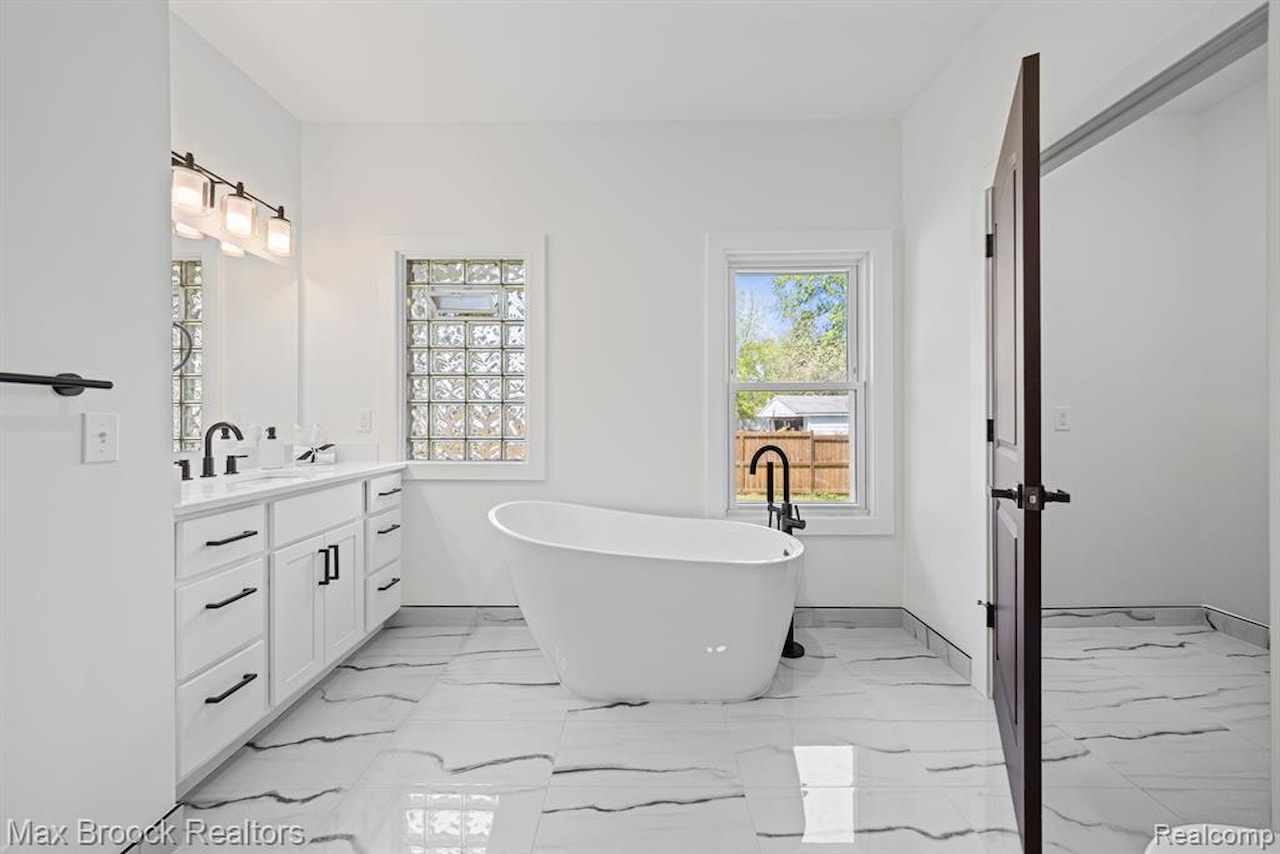 3506 N Main St in Royal Oak, MI Photo 16