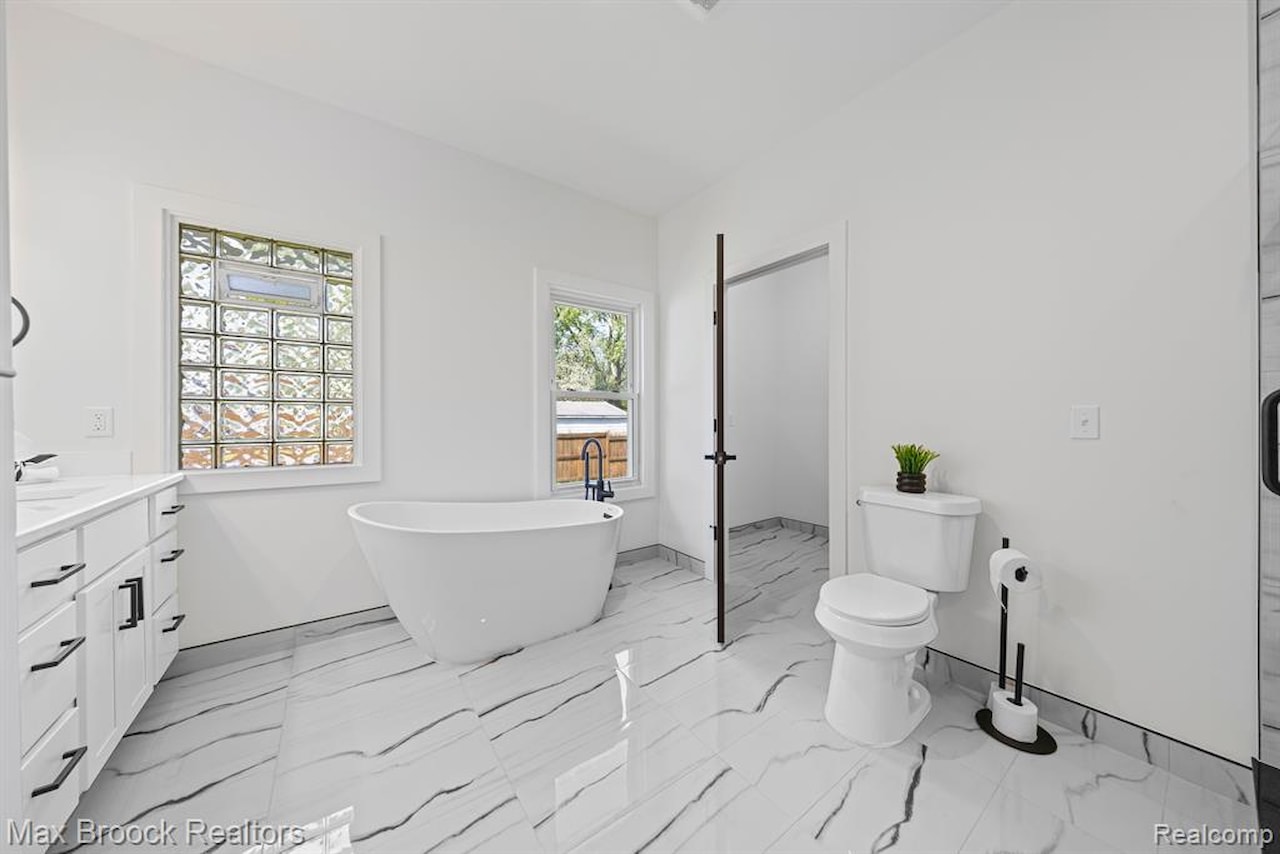 3506 N Main St in Royal Oak, MI Photo 18