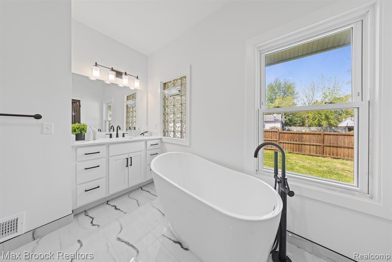 3506 N Main St in Royal Oak, MI Photo 19