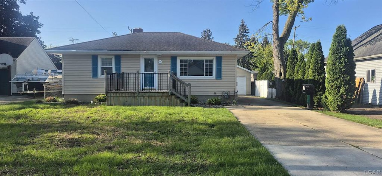 126 E Vesey St in Petersburg, MI