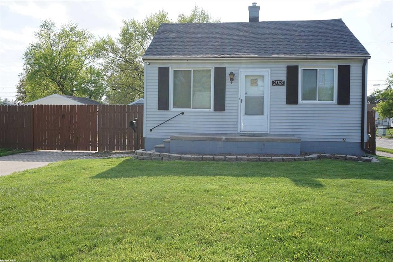 25527 Fern St in Roseville, MI