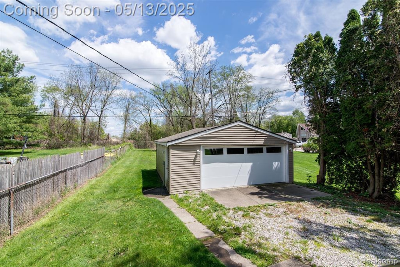 1291 E Lake Dr in Novi, MI Photo 6