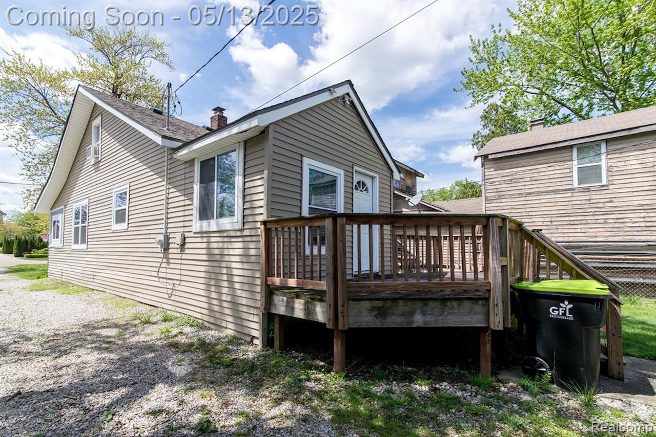 1291 E Lake Dr in Novi, MI Photo 4