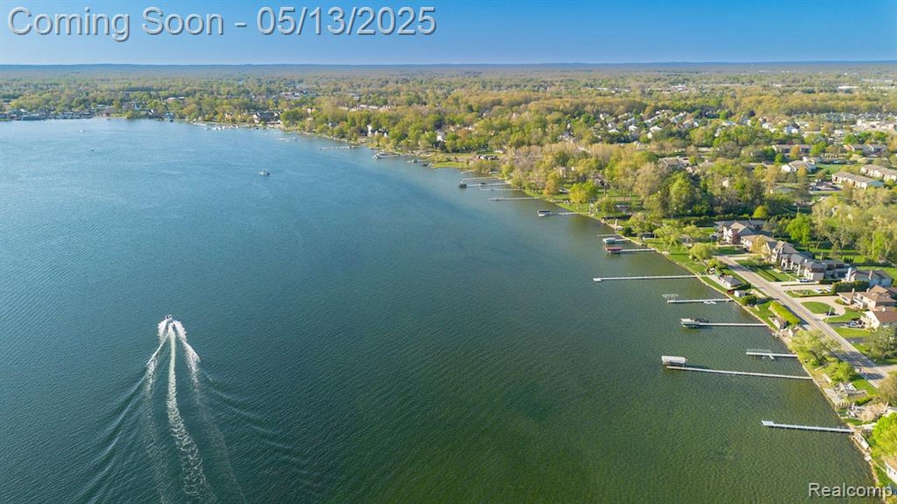 1291 E Lake Dr in Novi, MI Photo 26