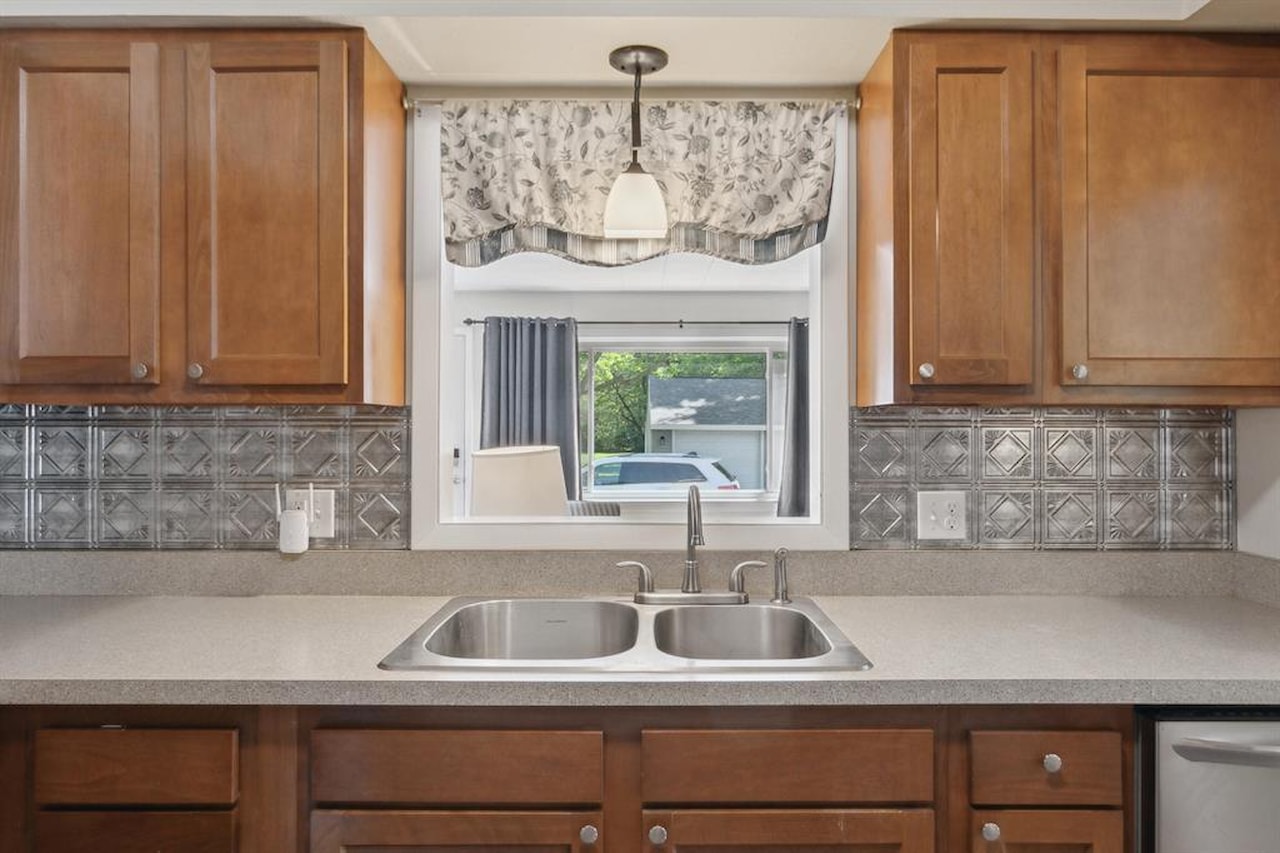 339 S Madison St in Adrian, MI Photo 14