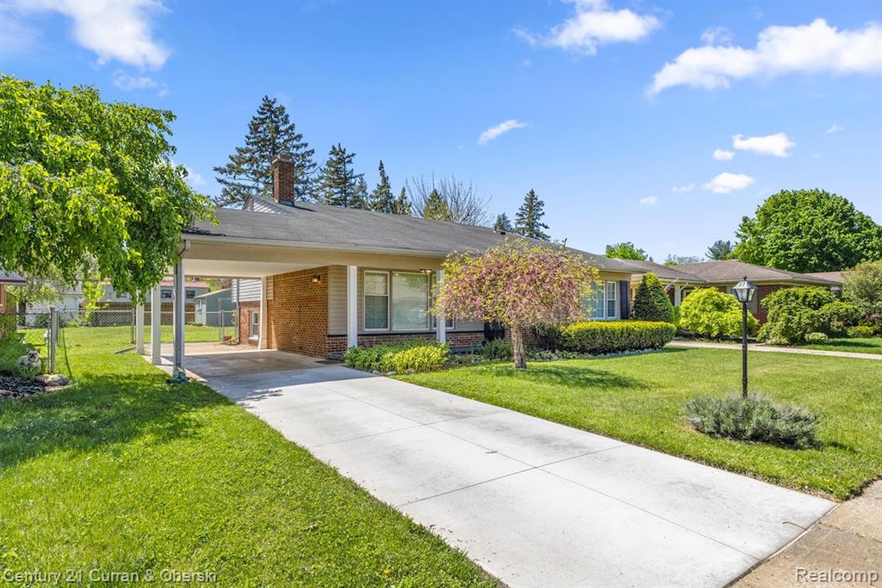 29531 Mark Ln in Livonia, MI Photo 2