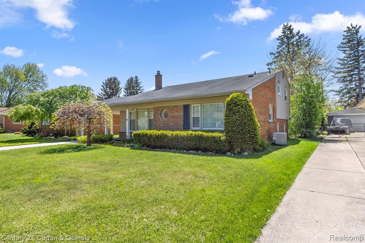 29531 Mark Ln in Livonia, MI Photo 3