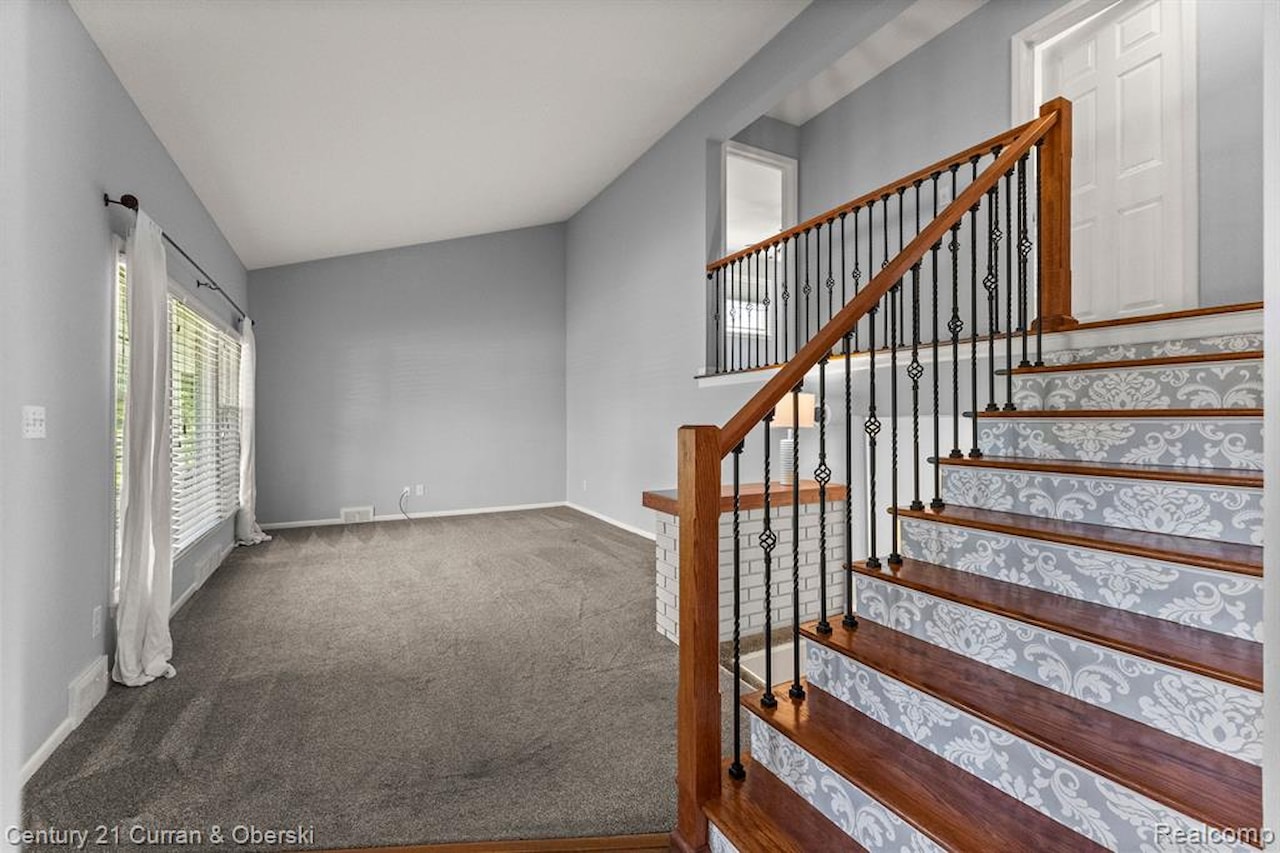 29531 Mark Ln in Livonia, MI Photo 4