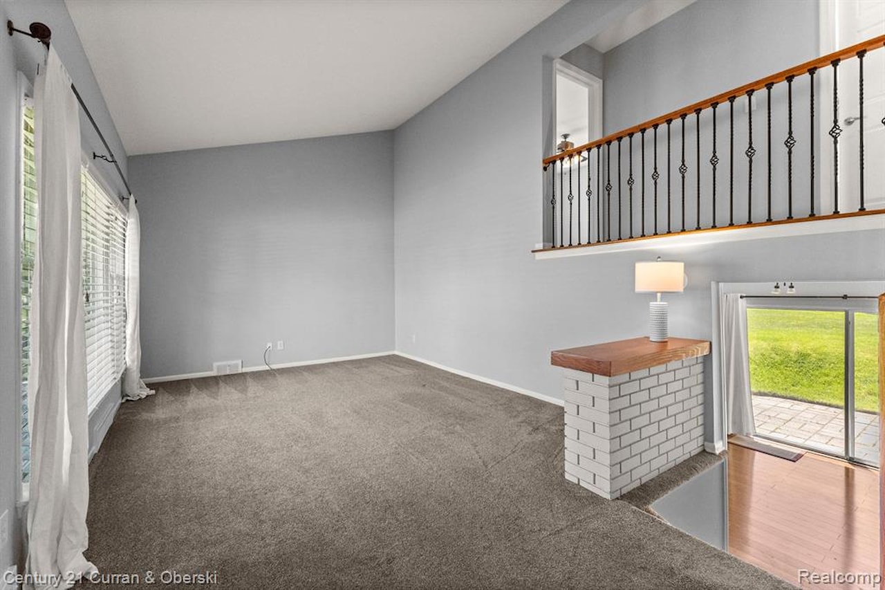 29531 Mark Ln in Livonia, MI Photo 5