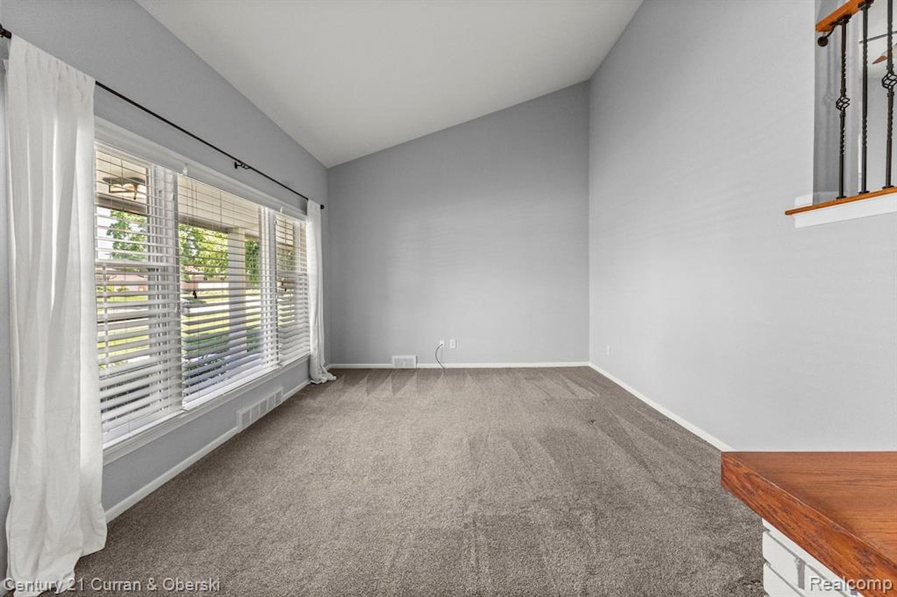 29531 Mark Ln in Livonia, MI Photo 6