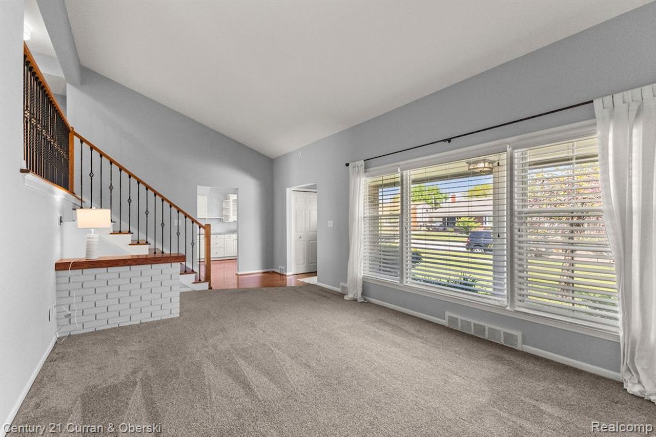 29531 Mark Ln in Livonia, MI Photo 7