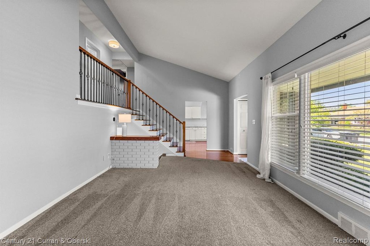 29531 Mark Ln in Livonia, MI Photo 8