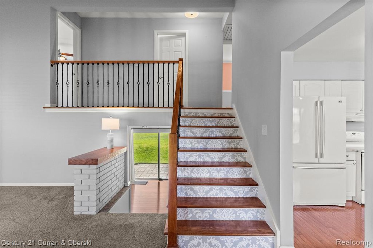 29531 Mark Ln in Livonia, MI Photo 9