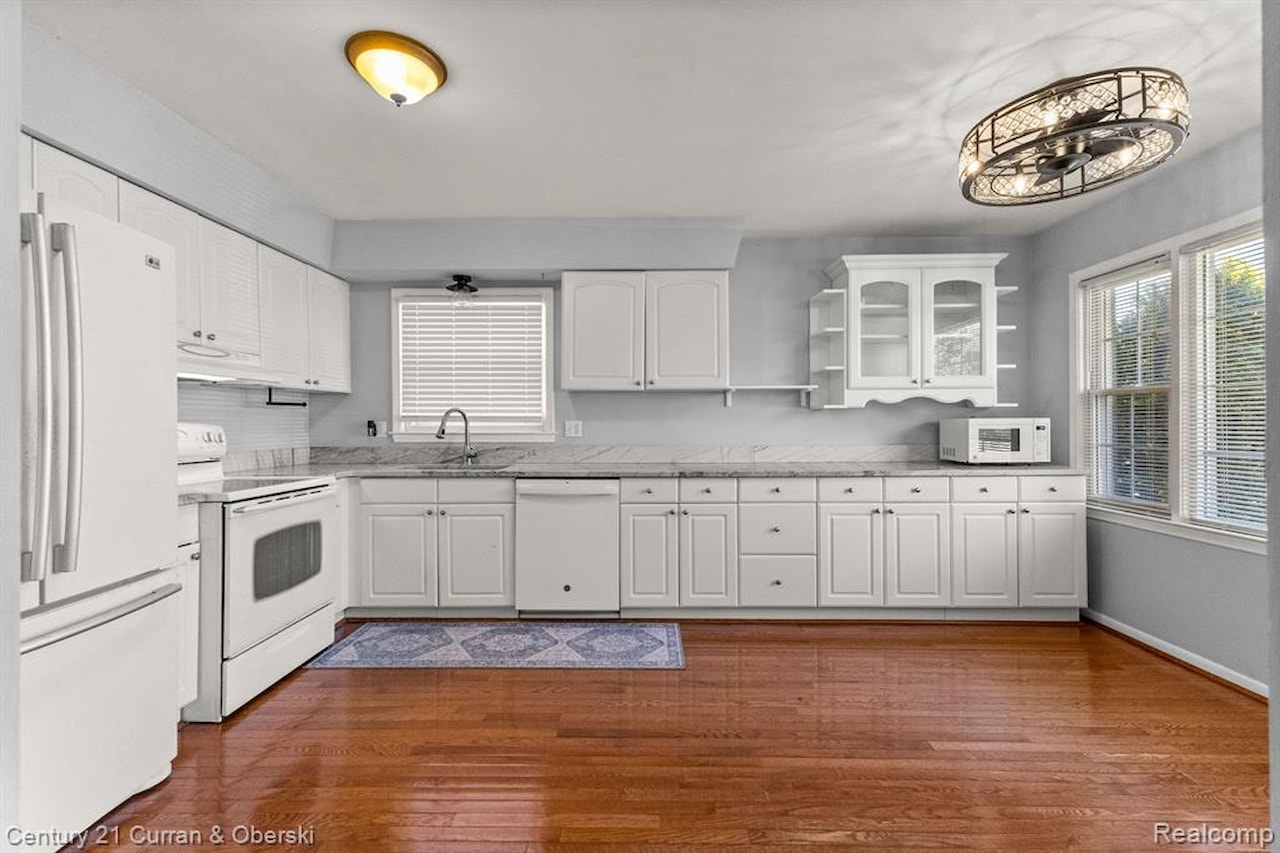 29531 Mark Ln in Livonia, MI Photo 10
