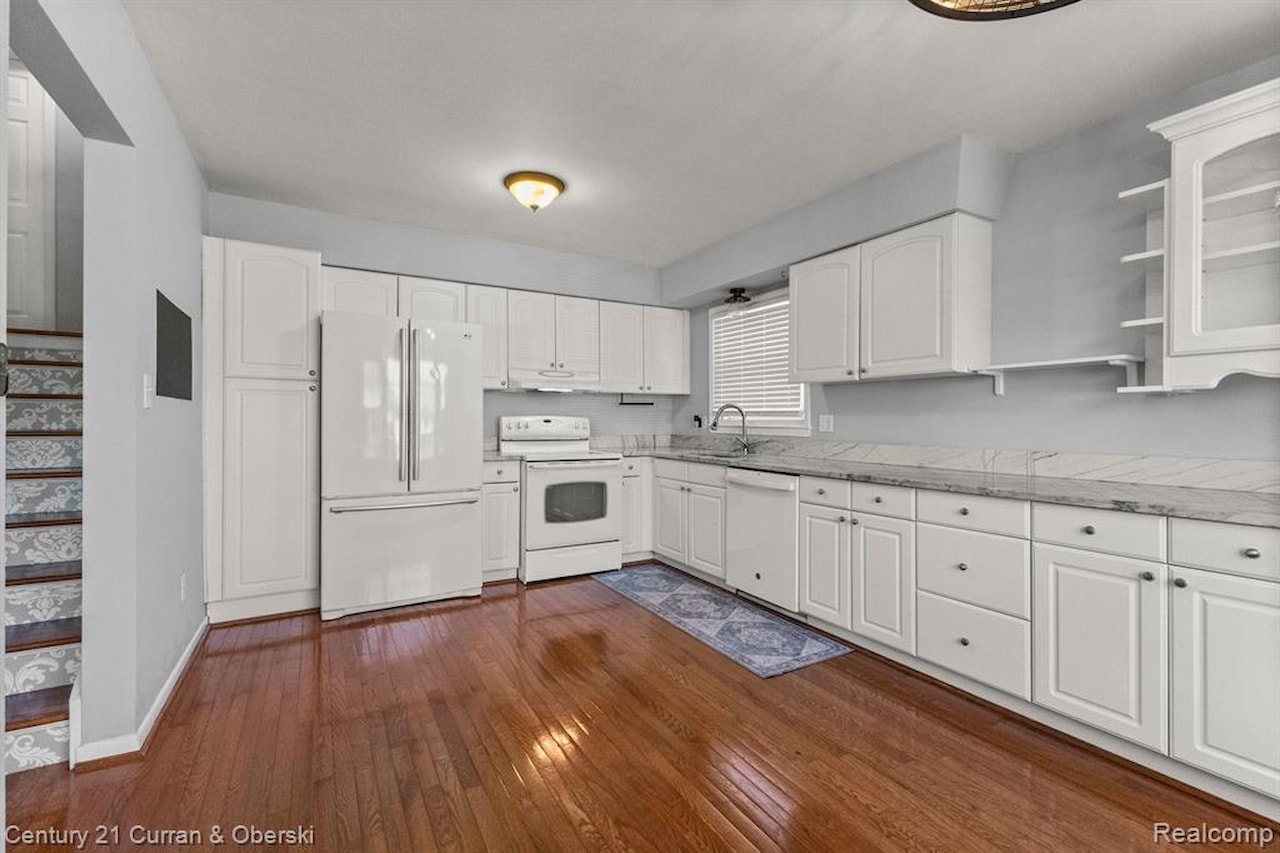 29531 Mark Ln in Livonia, MI Photo 11